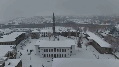 Beyaza b&uuml;r&uuml;nen 10 bin yıllık kent dronla g&ouml;r&uuml;nt&uuml;lendi
