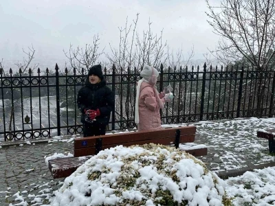 Beyaza b&uuml;r&uuml;nen &Ccedil;amlıca&rsquo;da kar topu savaşı g&ouml;renleri g&uuml;l&uuml;msetti
