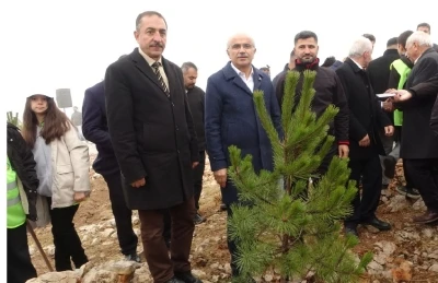 Beydağı’nın etekleri 10 bin 444 ağaçla geleceğe nefes oldu
