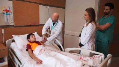 Beyin kanaması ge&ccedil;iren &ccedil;ocuk ameliyatsız tedavi ile hayata tutundu
