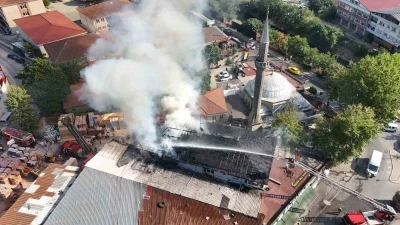 Beykoz’da 3 katlı binanın çatısında korkutan yangın
