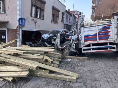 Beykoz&rsquo;da feci kaza: Kamyon d&uuml;kkana daldı, 2 kişi hayatını kaybetti
