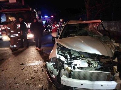 Beykoz&rsquo;da servis minib&uuml;s&uuml; ile otomobil &ccedil;arpıştı: 1&rsquo;i ağır 12 yaralı
