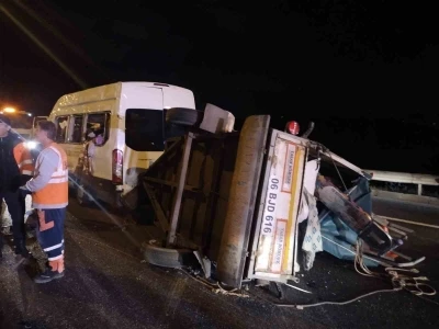 Beykoz’da seyir halindeki servis minibüsü devrildi: 3 yaralı
