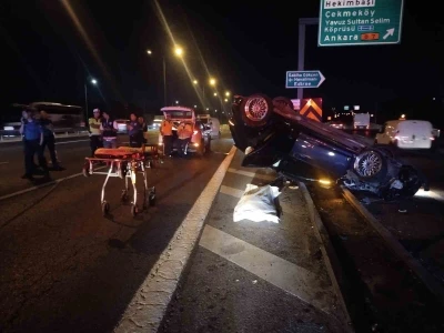 Beykoz&rsquo;da TEM Otoyolu&rsquo;nda panelvana &ccedil;arpan otomobil bariyere saplandı: 1 &ouml;l&uuml;, 2 yaralı
