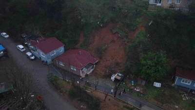 Beykoz&rsquo;da toprak kayması: Tek katlı ev ve otomobil hasar g&ouml;rd&uuml;
