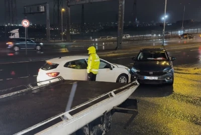 Beylikd&uuml;z&uuml; E-5&rsquo;te iki ara&ccedil; &ccedil;arpıştı: 1 yaralı
