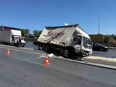 Beylikd&uuml;z&uuml; E-5&rsquo;te trafiği kilitleyen kaza
