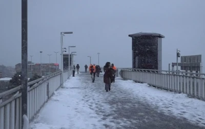 Beylikd&uuml;z&uuml; metrob&uuml;st &uuml;st ge&ccedil;idi karla kaplandı
