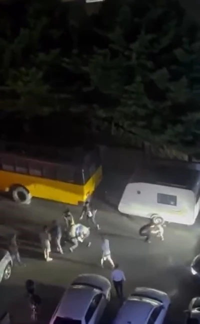 Beylikd&uuml;z&uuml;&rsquo;nde &ccedil;ocuğunun g&ouml;z&uuml; &ouml;n&uuml;nde tekme tokat d&ouml;v&uuml;ld&uuml;
