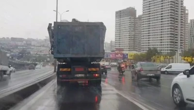 Beylikdüzü’nde hurda yüklü kamyonun tehlikeli yolculuğu kamerada
