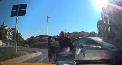Beylikd&uuml;z&uuml;&rsquo;nde trafik magandası taksicinin &ouml;n&uuml;n&uuml; kesip aracını yumrukladı
