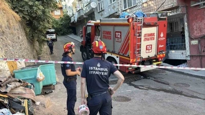 Beyoğlu’nda ağaç ve elektrik direği araçların üzerine devrildi
