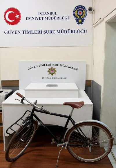 Beyoğlu&rsquo;nda bisiklet &ccedil;alan hırsız kamerada
