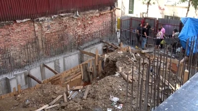 Beyoğlu’nda inşaat alanında göçük: Bir işçi beline kadar toprak altında kaldı
