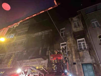 Beyoğlu’nda kız istemede patlatılan havai fişekler evi yaktı: 8 kişi dumandan etkilendi
