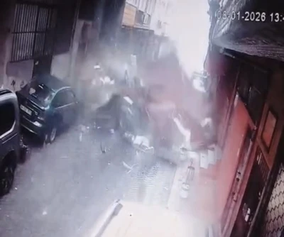 Beyoğlu&rsquo;nda lodos dehşeti: U&ccedil;an &ccedil;atının altında kalmaktan saniyelerle kurtuldular, o anlar kamerada
