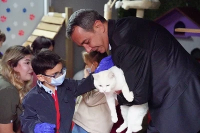 Beyoğlu’nda minikler barınaktaki hayvanlarla buluştu
