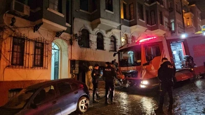 Beyoğlu&rsquo;nda otelde yangın paniği: Mahsur kalan 3 kişi kurtarıldı
