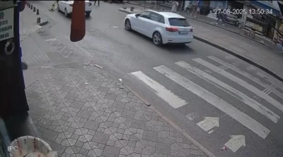 Beyoğlu’nda otomobilin dede ve torununa çarptığı kaza kamerada
