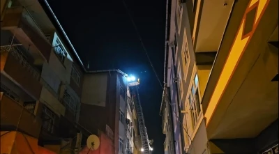 Beyoğlu’nda patlama sonrası evin çatısı alevlere teslim oldu
