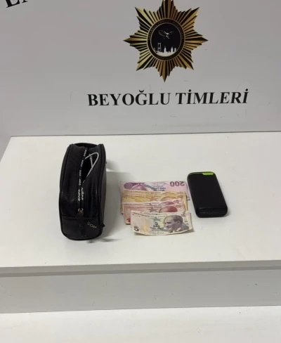 Beyoğlu&rsquo;nda "yardım" yalanıyla yankesicilik yaptılar, su&ccedil;&uuml;st&uuml; yakalandılar
