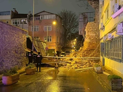 Beyoğlu&rsquo;nda tarihi metruk binanın duvarı b&ouml;yle yıkıldı
