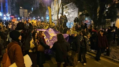 Beyoğlu&rsquo;nda yasak dinlemeyen 5 g&ouml;sterici g&ouml;zaltına alındı
