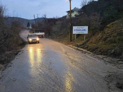 Beypazarı&rsquo;nda kayalar yolu ulaşıma kapattı
