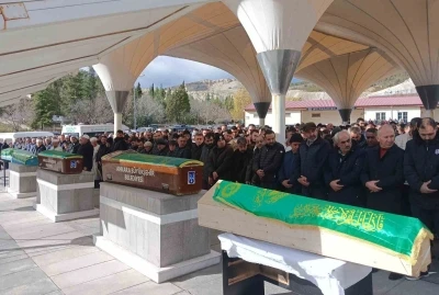 Beypazarı&rsquo;nda trafik kazasında vefat eden &ccedil;ift ve bebekleri son yolculuğuna uğurlandı
