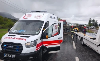 Beyşehir&rsquo;de devrilen minib&uuml;s&uuml;n s&uuml;r&uuml;c&uuml;s&uuml; yaralandı
