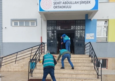 Beyşehir&rsquo;de y&uuml;k&uuml;ml&uuml;ler ara tatilde okulları temizledi
