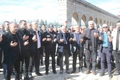 Beyşehir G&ouml;l&uuml; kıyısında rahmet ve berekete ş&uuml;k&uuml;r i&ccedil;in eller duaya a&ccedil;ıldı
