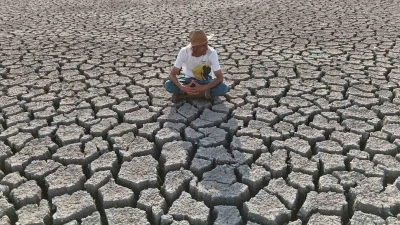 Beyşehir Gölü’nde sular çekilince adalara motorla ve yürüyerek yolculuk başladı
