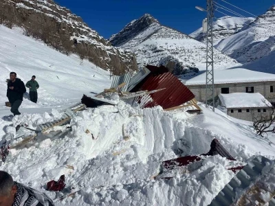 Beyt&uuml;şşebap&rsquo;ta &ccedil;ığ altında kalan ev ve araba &ccedil;ıkartıldı
