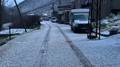 Beyt&uuml;şşebap&rsquo;ta dolu yağışı her yeri beyaza b&uuml;r&uuml;d&uuml;
