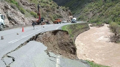 Beyt&uuml;şşebap&rsquo;ta sel sonrası dere yatakları ve yollarda temizlik &ccedil;alışması başladı
