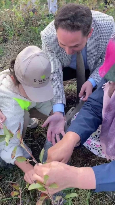 Biga’da öğrencilerle aronya toplama etkinliği
