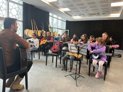 Bilecik Gen&ccedil;lik Merkezi&rsquo;nde gitar kursu s&uuml;r&uuml;yor
