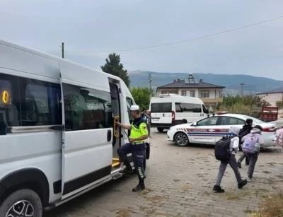 Bilecik jandarmasından okul servis araçlarına sıkı denetim
