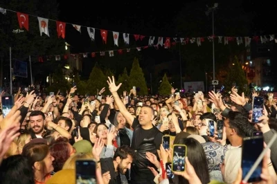 Bilecik&rsquo;te 10 bin kişi Haluk Levent konserinde buluştu
