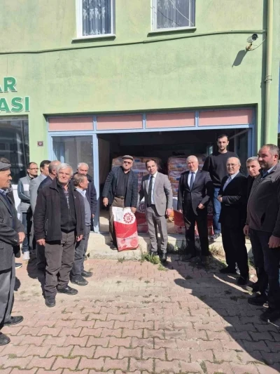 Bilecik&rsquo;te 240 torba yağlık ay&ccedil;i&ccedil;eği tohumu &uuml;reticilere dağıtıldı
