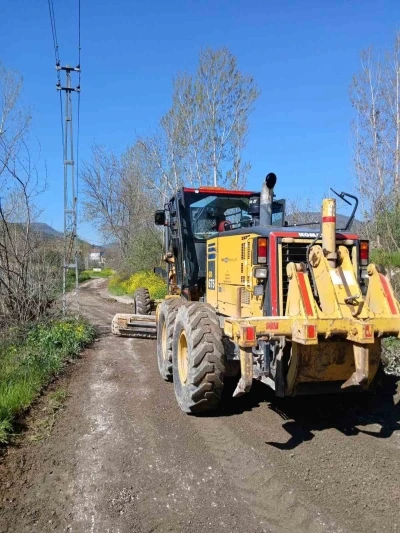 Bilecik&rsquo;te arazi yollarında greyderle d&uuml;zenleme &ccedil;alışması
