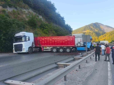 Bilecik&rsquo;te aynı istikamette seyreden 2 tır &ccedil;arpıştı, 1 kişi yaralandı
