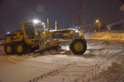 Bilecik&rsquo;te belediye ekiplerinin sabaha saatlerinde yoğun kar mesaisi
