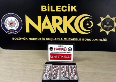 Bilecik&rsquo;te bir ara&ccedil; ve 2 şahıs &uuml;zerinde yapılan aramada uyuşturucu madde ele ge&ccedil;irildi
