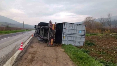 Bilecik&rsquo;te devrilen tırın s&uuml;r&uuml;c&uuml;s&uuml; yaralandı
