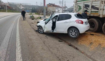 Bilecik&rsquo;te direksiyon hakimiyetini kaybeden otomobil park halindeki tıra &ccedil;arptı
