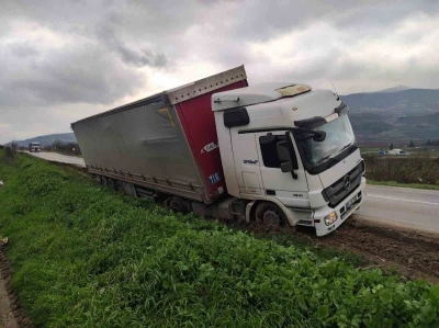 Bilecik&rsquo;te direksiyon hakimiyetini kaybeden tır şarampole d&uuml;şt&uuml;
