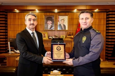 Bilecik&rsquo;te emekliye ayrılan polis memuruna plaket
